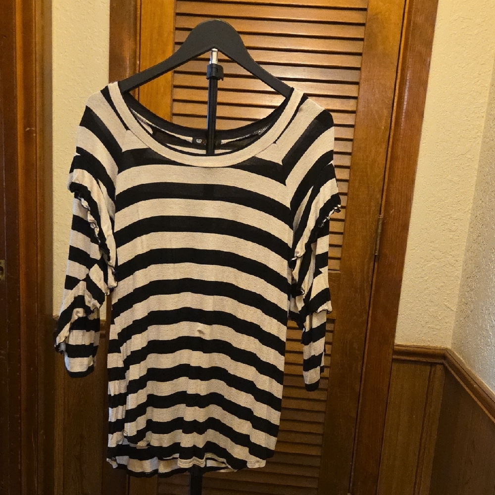 Chic Black and White Striped Long Sleeve Top